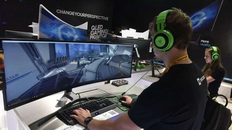 Có Nên Chơi Game Bằng Màn Hình Cong Hay Không? Có Ưu Điểm Gì?