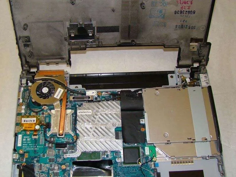 Hướng Dẫn Các Bước Tháo Nắp Lưng Sony Vaio VGN-FS640