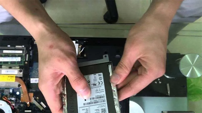 Hướng Dẫn Cách Tháo Ổ Đĩa Thể Rắn (SSD) Khỏi PC Trong Vài Phút