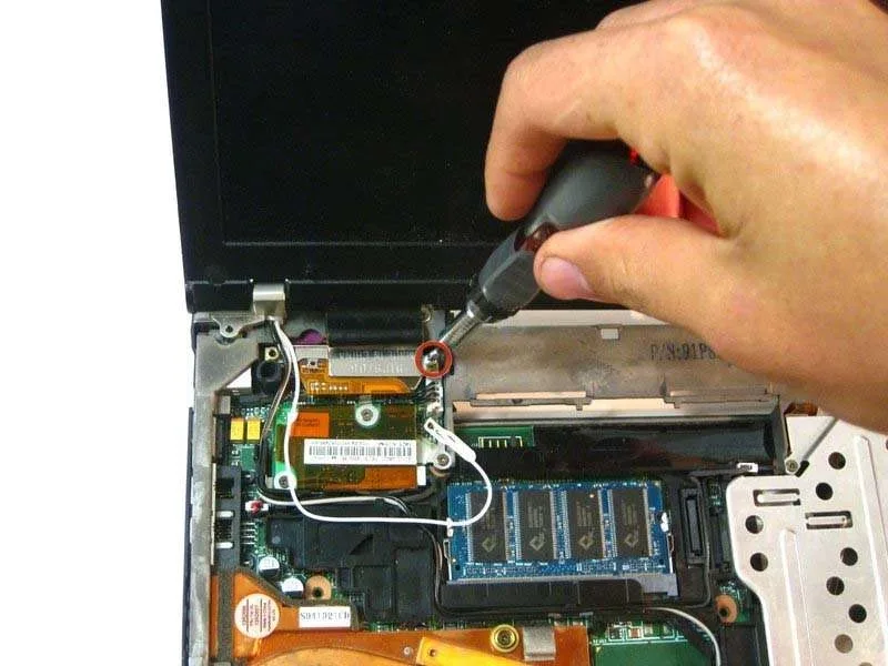 Hướng Dẫn Cách Tháo Rời IBM ThinkPad T42 Chỉ Mất 5 Phút