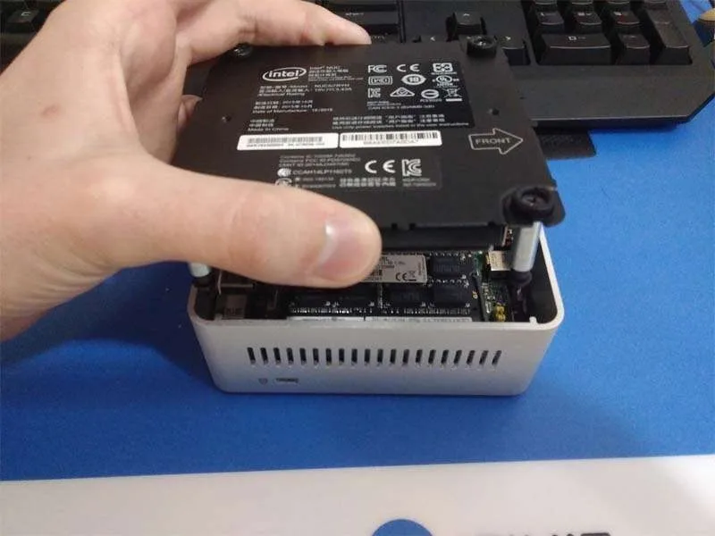 Hướng Dẫn Cách Tháo Rời Intel NUC5i7RYH Không Tốn Chi Phí