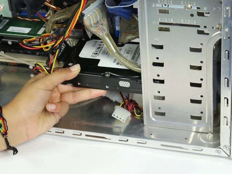 Hướng Dẫn Cách Thay Ổ Cứng Máy Tính PC Để Bàn Đơn Giản