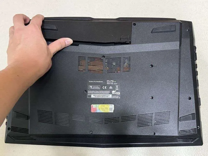 Hướng Dẫn Cách Thay SSD Trong Laptop Eluktronics N850HK