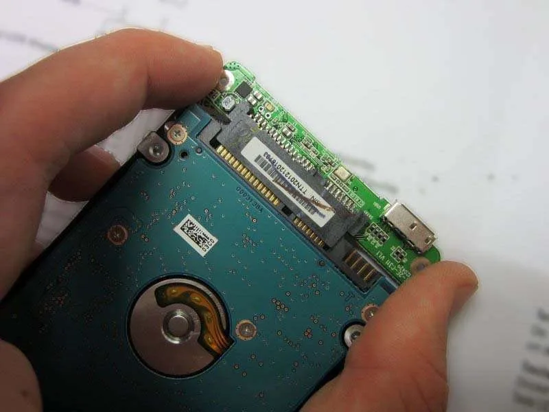 Hướng Dẫn Tháo Rời Ổ Cứng Toshiba Stor.E Alu 2S Một Cách An Toàn
