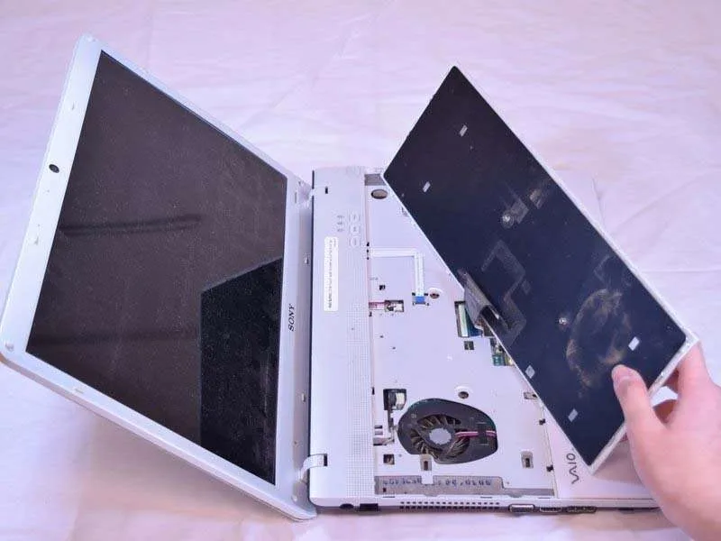 Hướng Dẫn Thay Bàn Phím Laptop Sony Vaio VPCEB11FM Tại Nhà