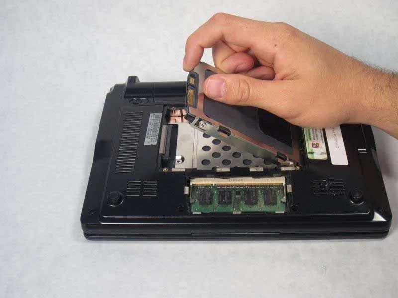 Hướng Dẫn Thay Ổ Cứng ASUS Eee PC 900HD Một Cách Chi Tiết