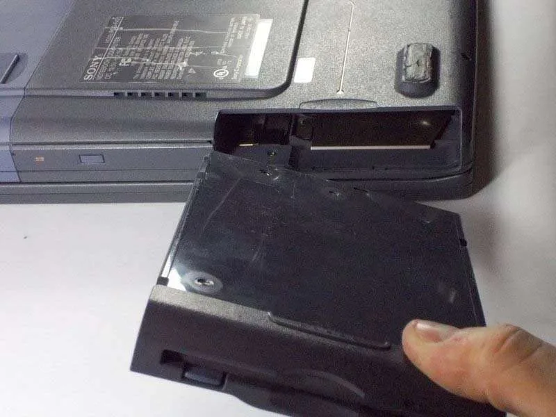 Hướng Dẫn Thay Ổ Đĩa Mềm Sony VAIO PCG-F420 Chỉ Mất 5 Phút