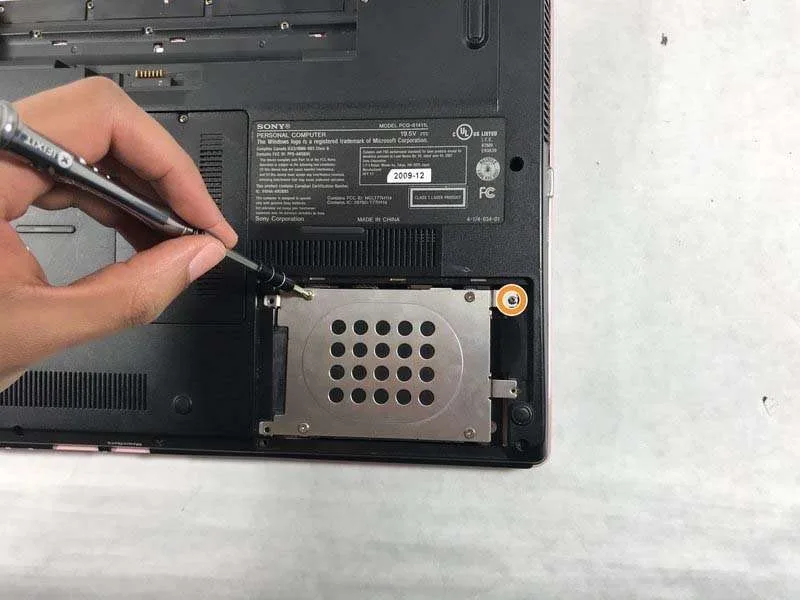 Hướng Dẫn Thay Ổ Đĩa Quang Sony Vaio PCG-61411L Hiệu Quả