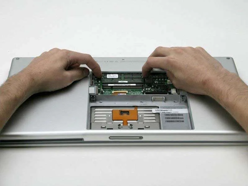 Hướng Dẫn Thay RAM Cho PowerBook G4 Aluminum 17" 1–1.67 GHz