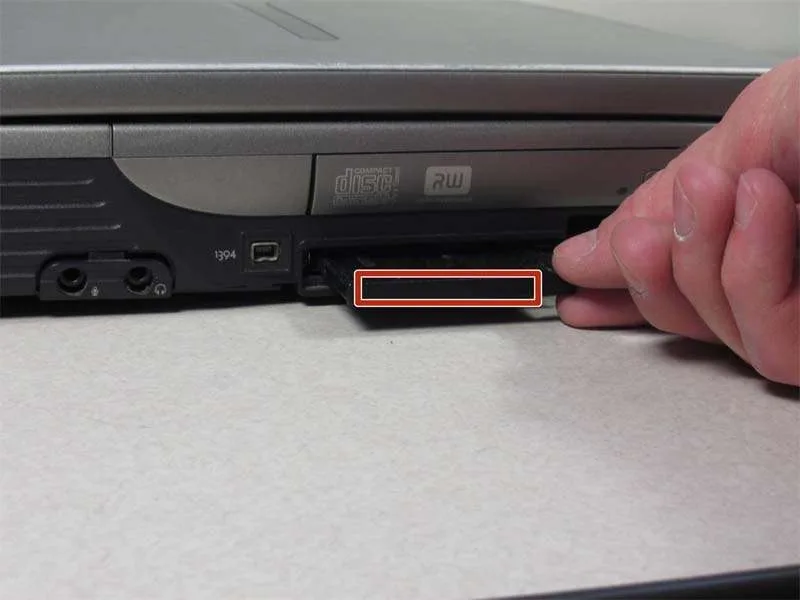Mách Bạn Cách Thay Thẻ PCMCIA trên Dell Inspiron 9100 Chuẩn Xác