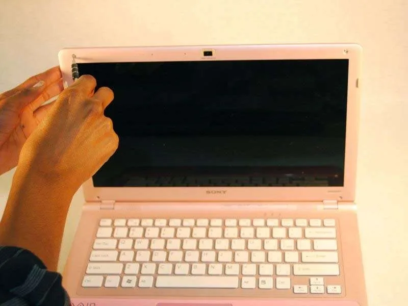 Quy Trình Thay Màn Hình Laptop Sony Vaio VPCW21FX từ A - Z
