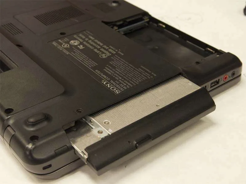 Quy Trình Thay Ổ Đĩa Quang Trên Sony Vaio VGN-NW240F (PCG-7184L)